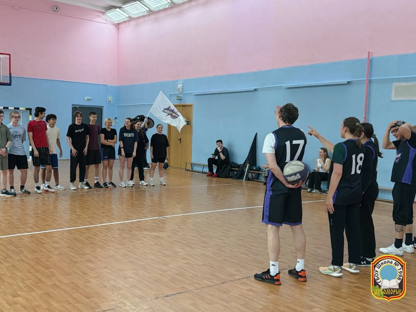 🏀 Ученики vs Учителя: баскетбольное дерби  В школе состоялся товарищеский матч по баскетболу между у