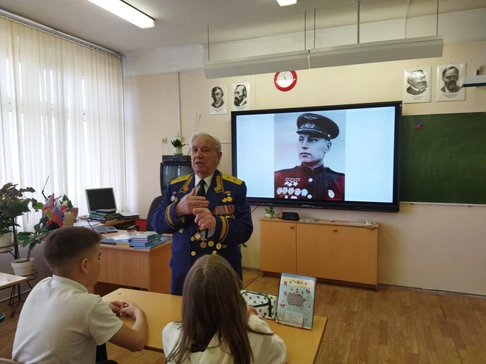 ⭐️Уроки Мужества в 6-х классах: встреча с генерал-лейтенантом   ✈️⭐️Накануне Дня Победы в 6-х класса