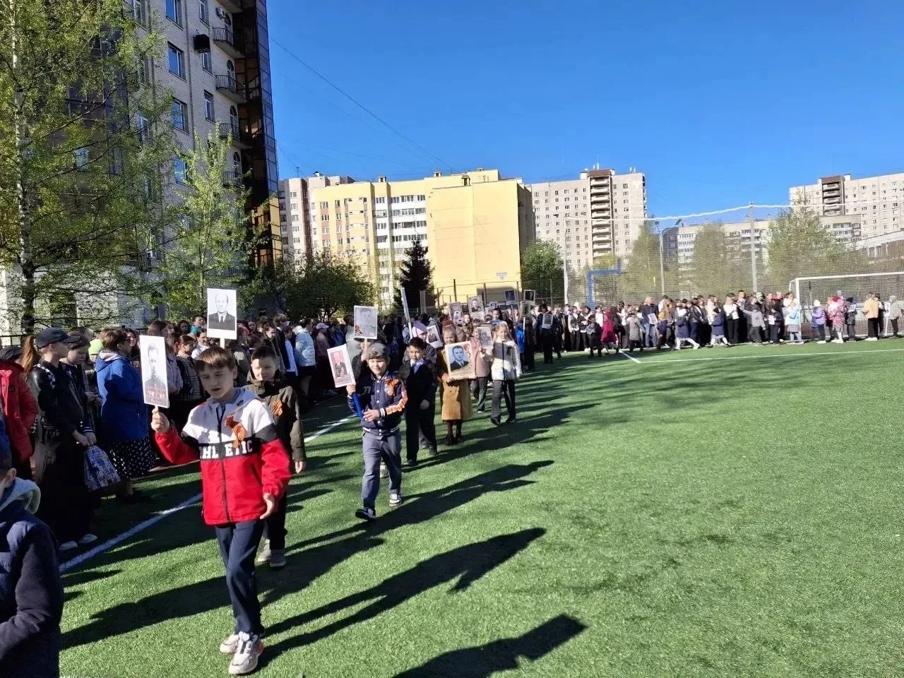 8 мая 2026 года наш школьный стадион наполнился особой атмосферой. Мы собрались, чтобы отметить 81-ю
