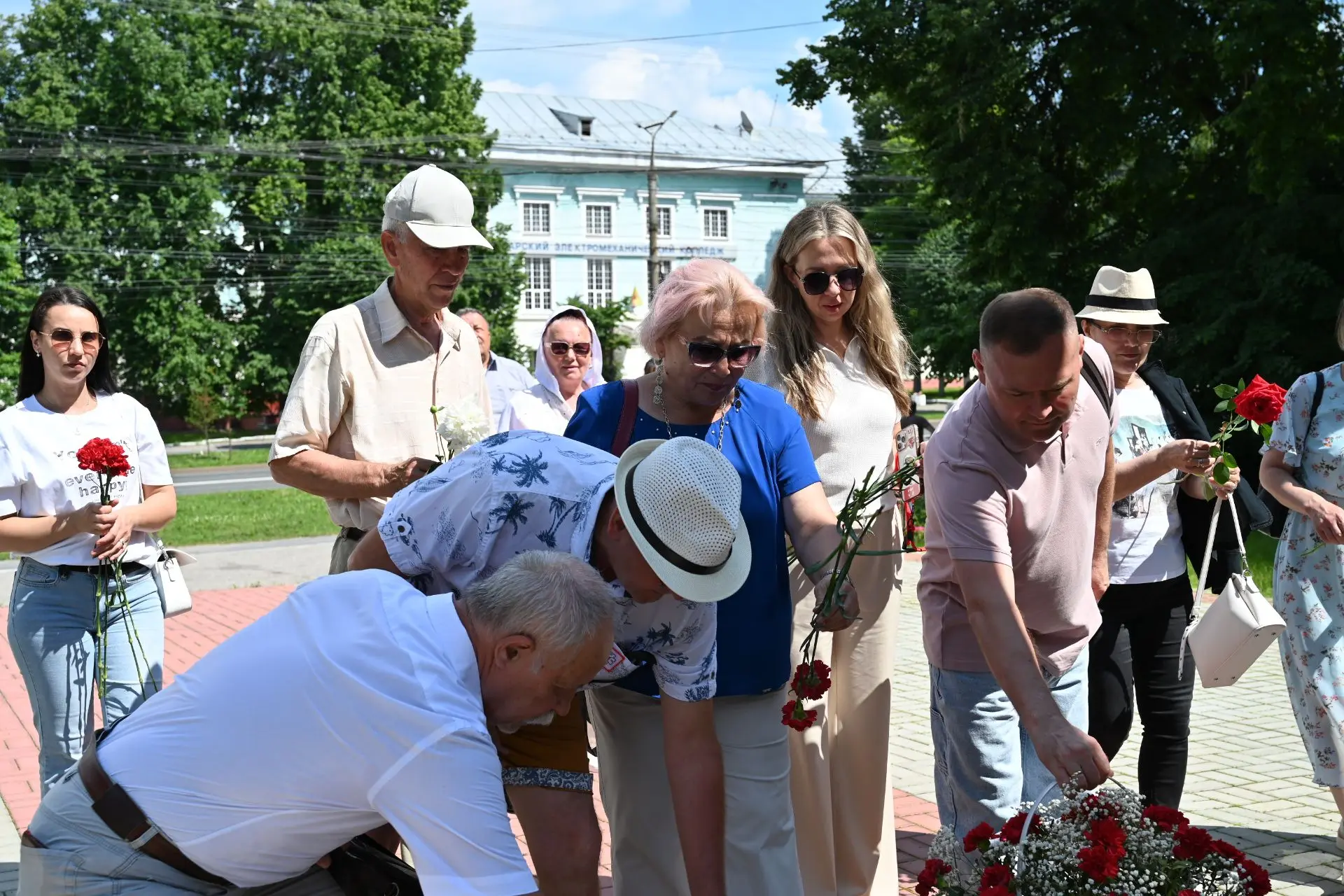 Коллектив Театра юного зрителя почтил память чувашского поэта Михаила Сеспеля

15 июня отмечается Де