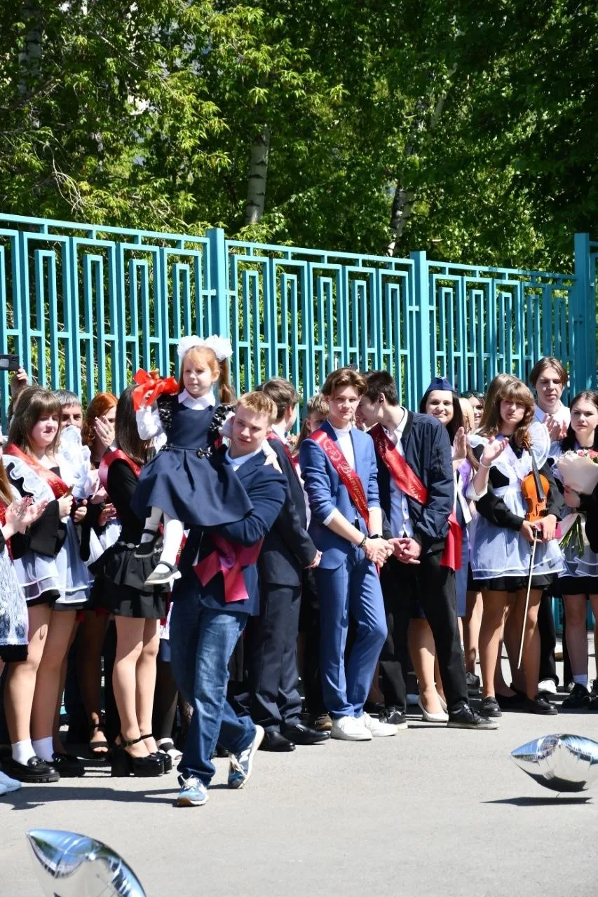 Сегодня для выпускников 9 и 11 классов нашего лицея прозвенел последний звонок! 🛎️   Этот значимый м