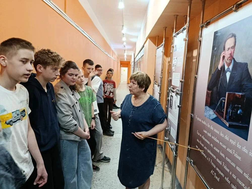 🚀 7 В класс — в сердце истории радио!  Наши семиклассники посетили музей «Радио на все времена» в МБ