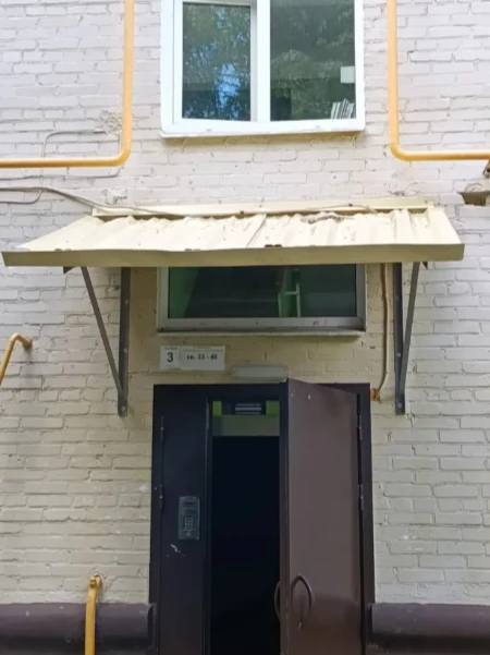 📍ул. Мирная д. 3 - ремонт желобов и козырьков над входной группой.