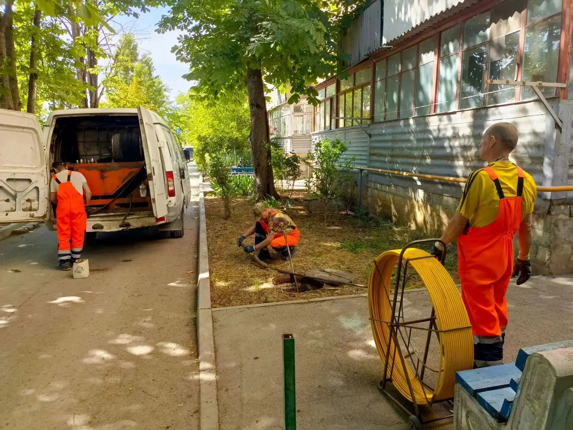 🛠 Рабочие моменты
⁣
Сегодня бригада №3 службы водоотведения устранила засор на ул.Брянской. 
Опять 