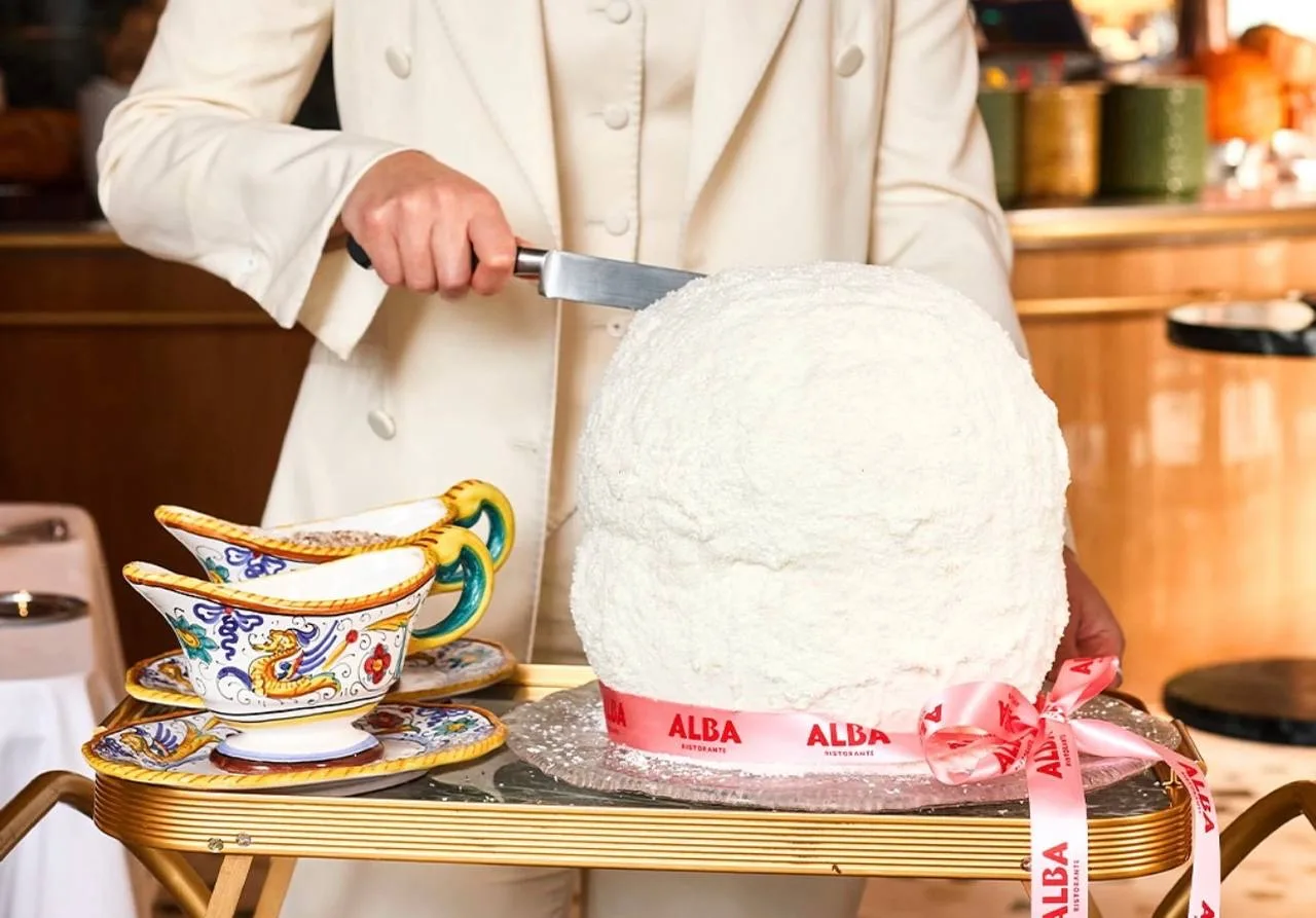 В лондонском ресторане Alba подают мороженное со вкусом «Рафаэлло», отрезая порцию прям у стола гост