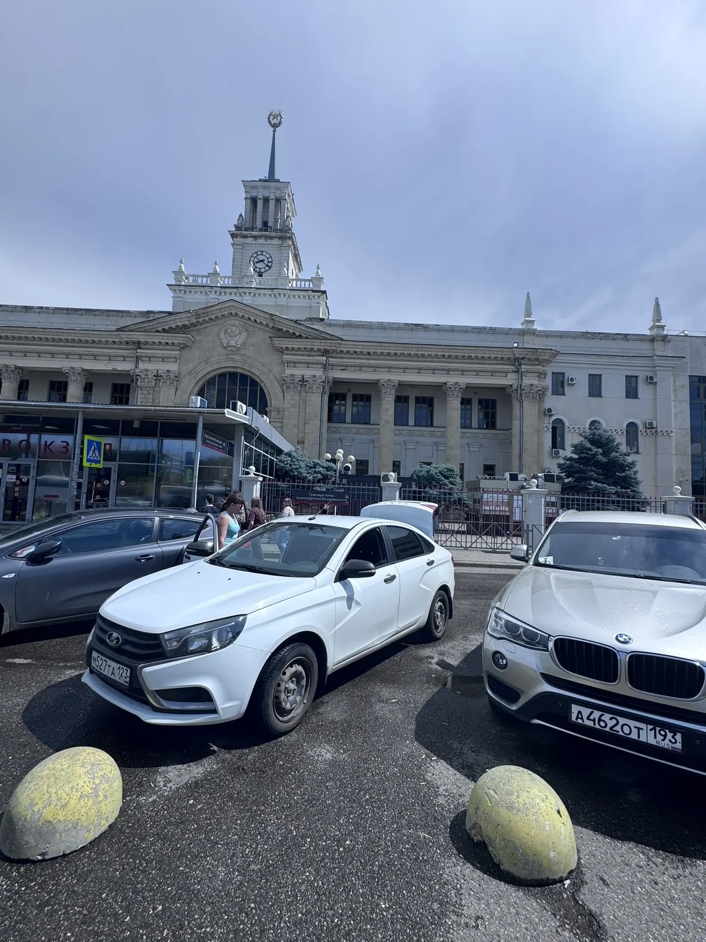 Приехали встречать гостей