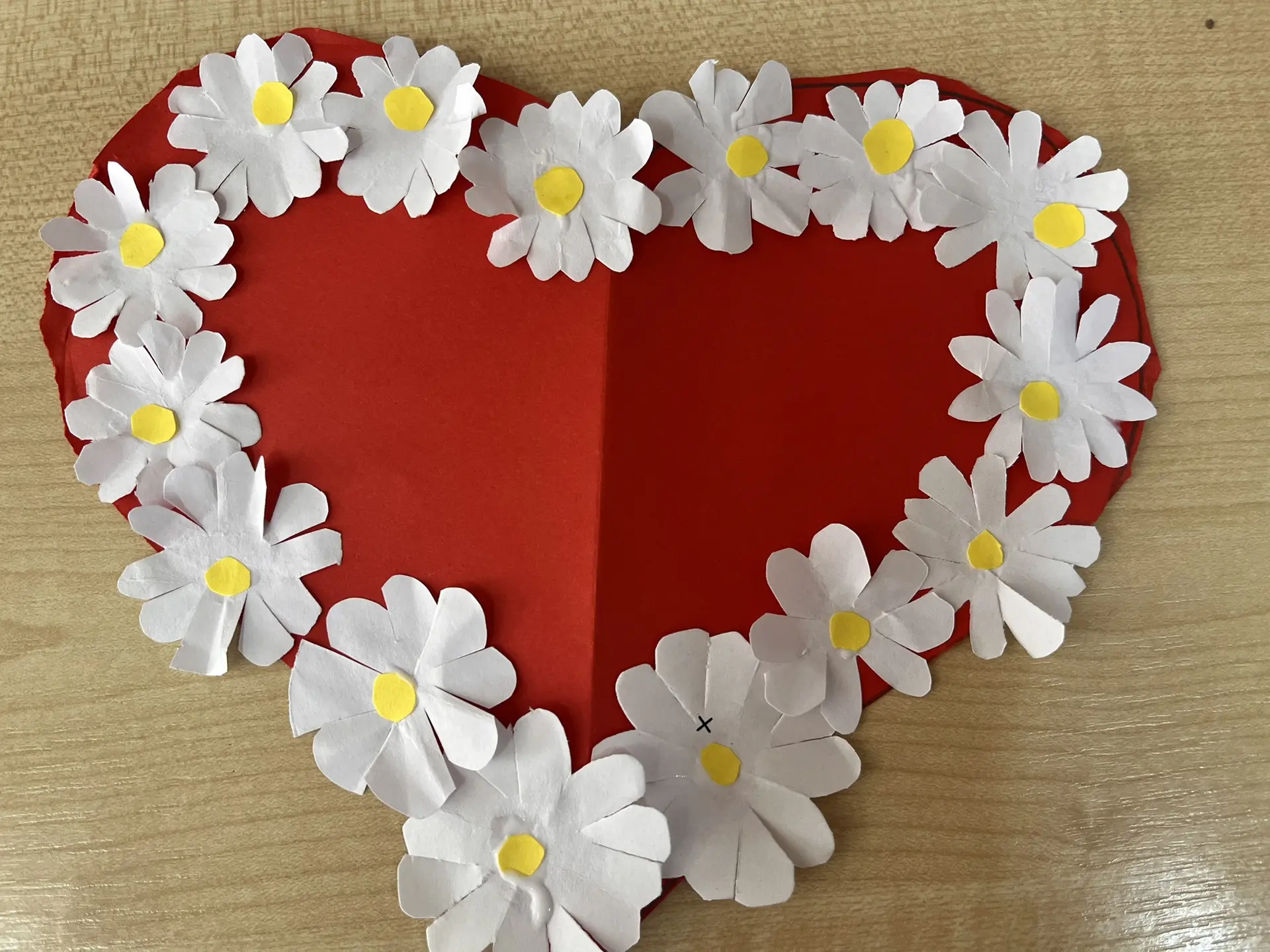 Доброе сердце из ромашек ❤️🌼

В честь Дня семьи, любви и верности наши ребята сделали трогательное 