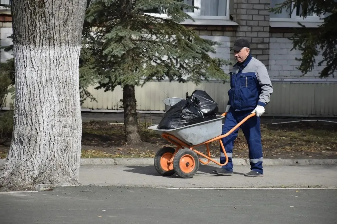 Каникулы с пользой! 👍  Школьники и педагоги вновь присоединились к акции «Чистый четверг» 🧹. В рамка