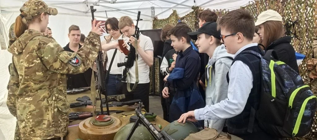🇷🇺 7 мая— день, когда история ожила!  Наши ученики из школы № 31 вместе с советником директора по во