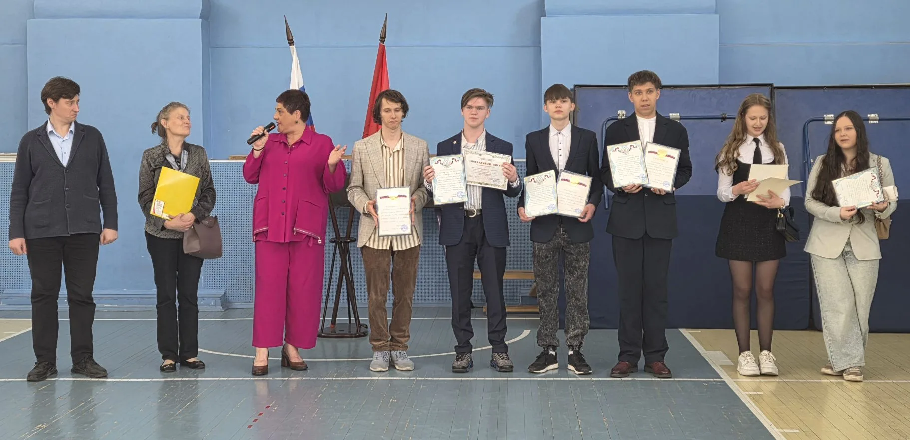 🎓 Линейка в честь окончания учебного года: награждение учеников средних классов!