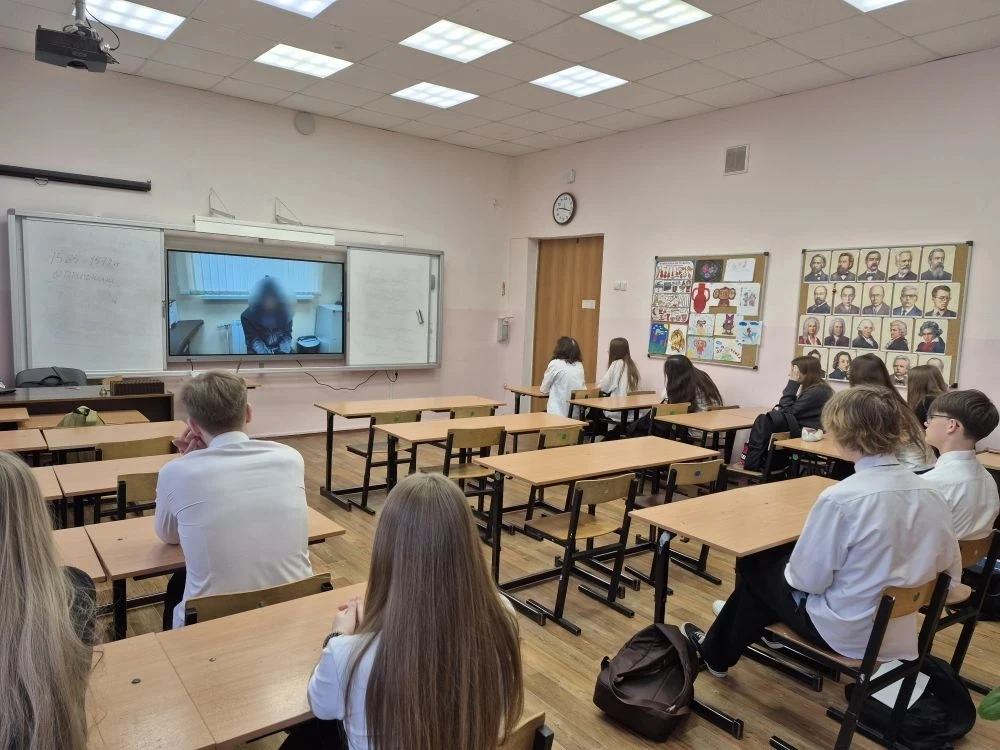 🌸Первый учебный день весны начался с поднятия флага, исполнения гимна и новых #Разгово...