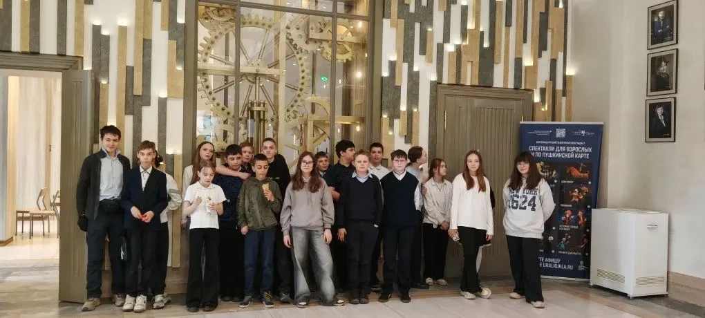 Юные театралы на премьере в Театре кукол!  🛑7 апреля учащиеся  6 "Д" класса  погрузились в мир класс