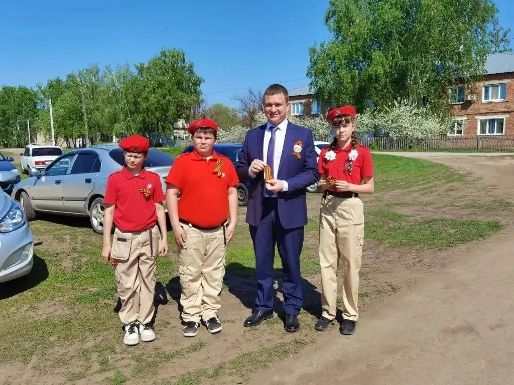 "Я помню! Я горжусь!»: волонтёры Движения Первых РДК раздавали  Георгиевские ленточки 🎗
