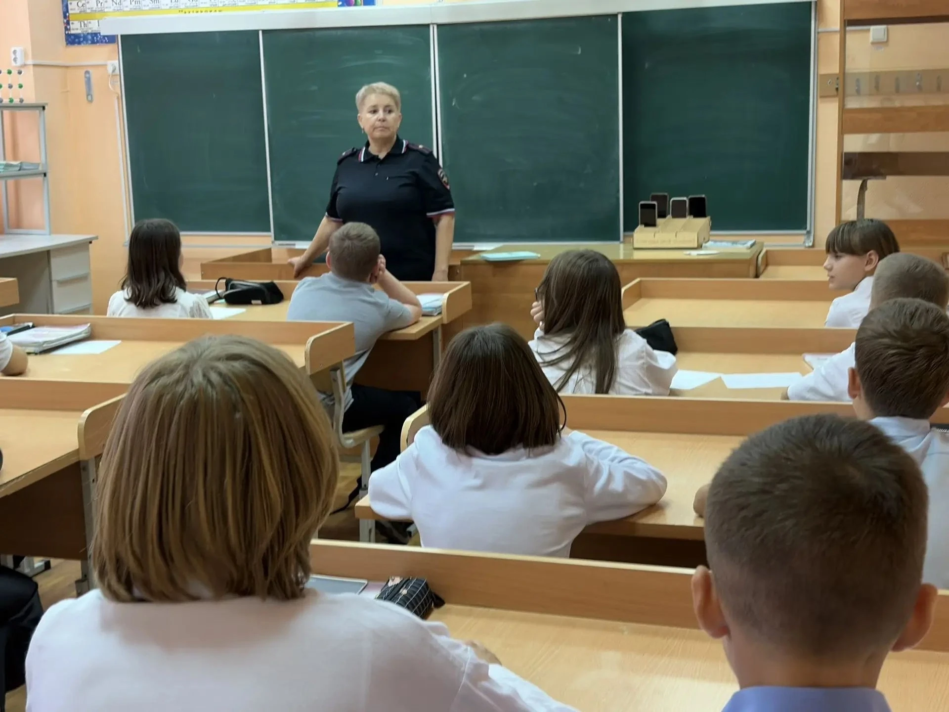 📌💡02.10.2026г. состоялась встреча учеников школы с майором полиции, инспектором ПДН О...