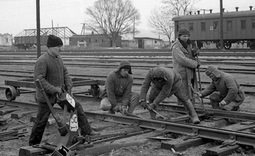 1944 год. В только что освобожденной Керчи рабочие восстанавливают железнодорожные пути.
