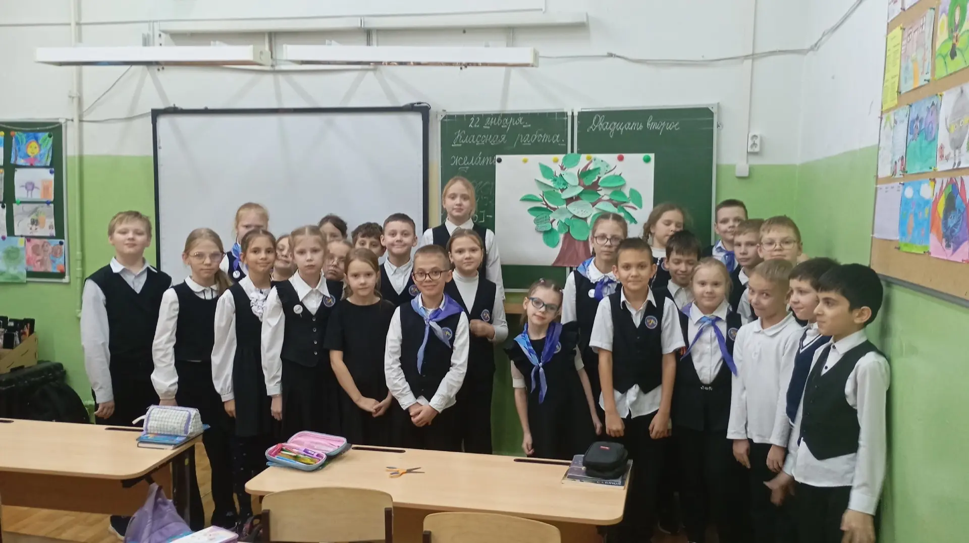 🌟 Ученики начальных классов приняли участие в тёплой и душевной акции " Дерево Доброты"  Сегодня наш
