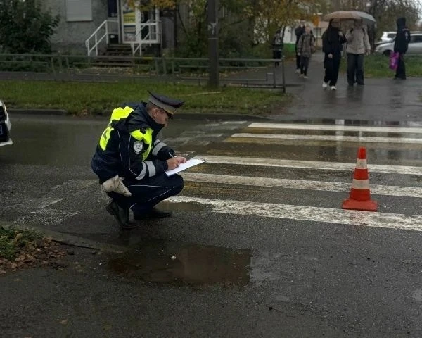 Сотрудники Госавтоинспекции проводят проверку по факту наезда на несовершеннолетнего пе...