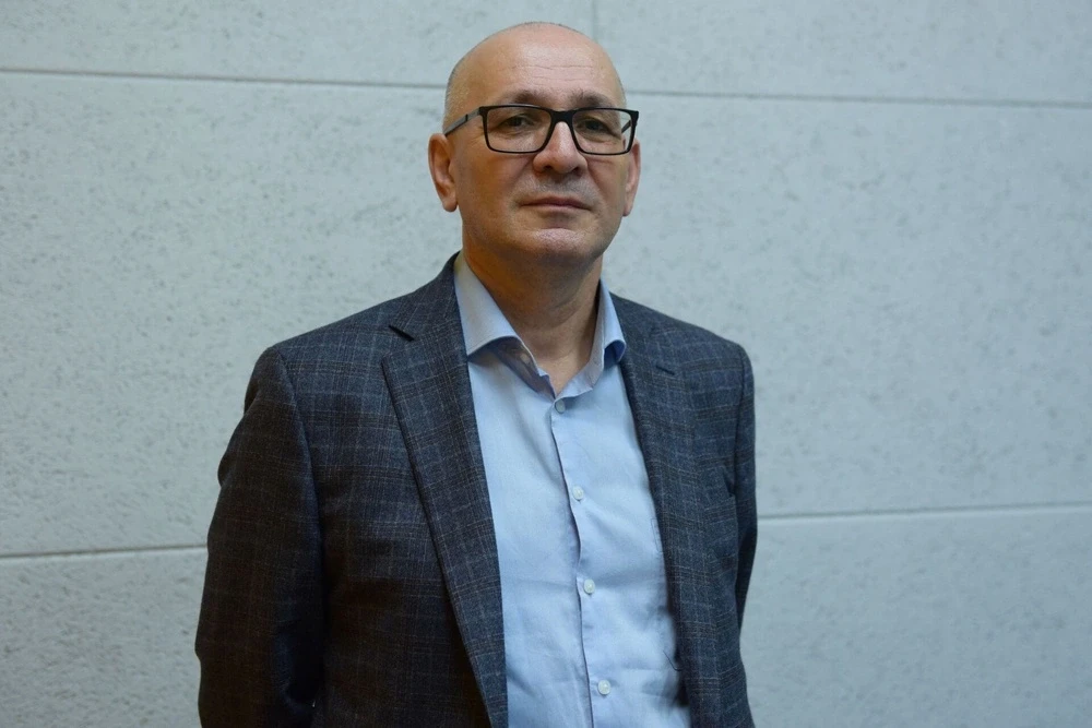 Абхазский писатель Даур Начкебиа рассказал, как написать популярную книгу

Как физики становятся лир