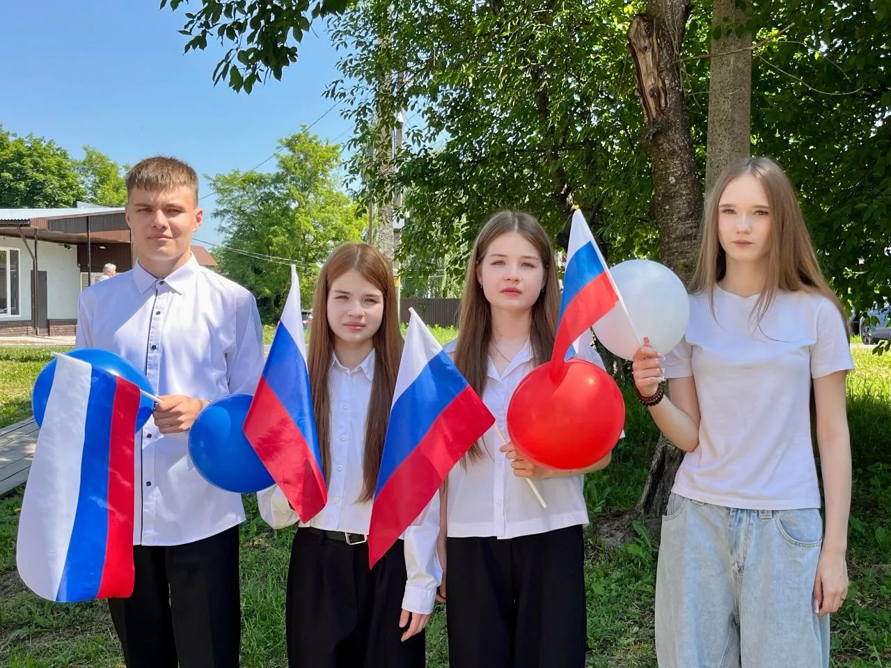 Мы - граждане России!🇷🇺

12 июня, в День России, на площади перед Железногорским культурно-досугов