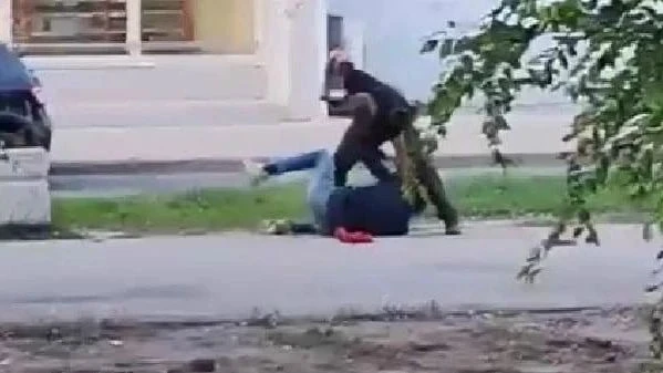 😱 В Тольятти мужчина устроил погром на бульваре: избивал прохожих ремнём