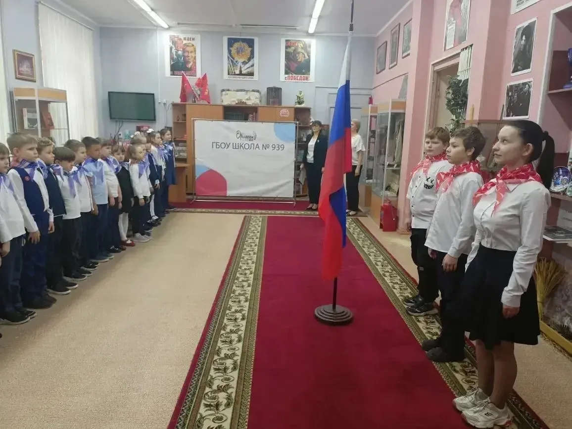 Начало новой недели по традиции – линейка, гимн России и Церемония выноса Государственного флага Рос