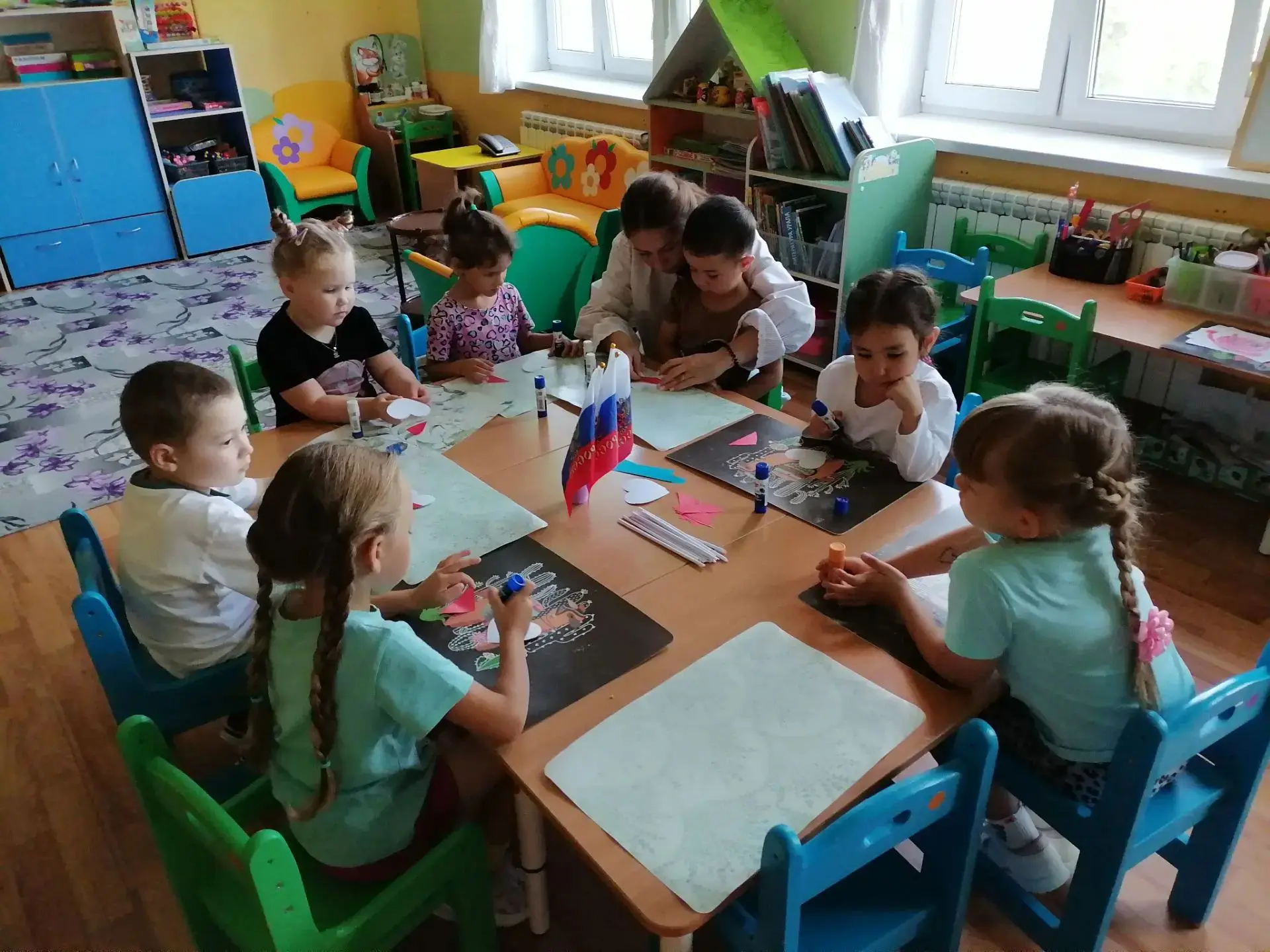 🇷🇺 В преддверии праздника наши ребята из группы «Капитошки» взялись за важное и творч...