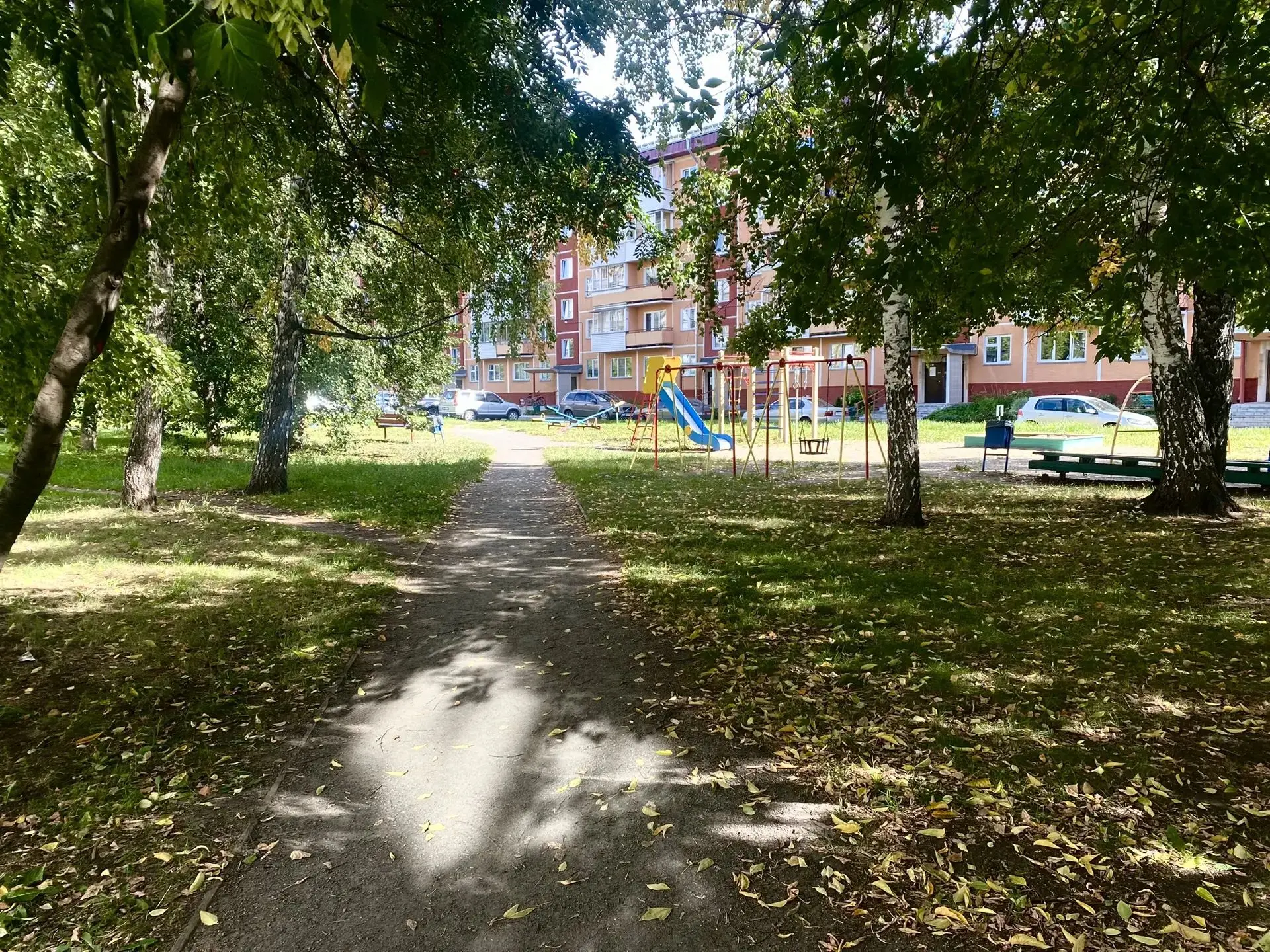 Субботнее утро радует солнцем и комфортными +11°, днём синоптики обещают небольшой дожд...