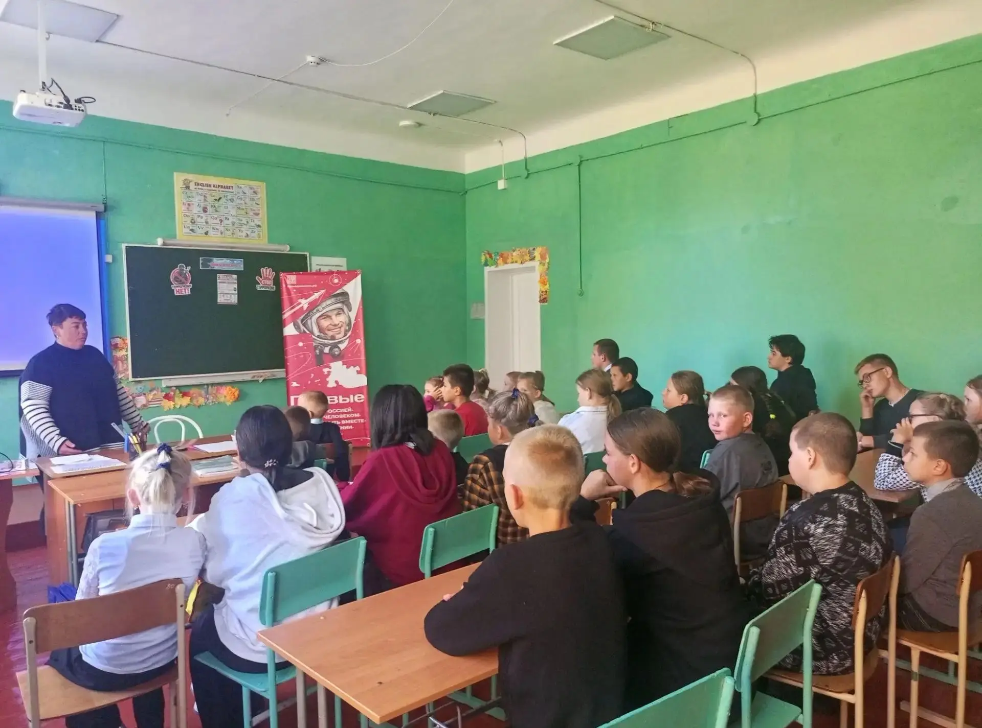 Сегодня в стенах нашей Коммунарской школы прошел важный и актуальный классный час, посв...