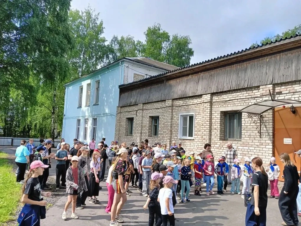 Сегодня в нашем лагере прошел день  под названием «День мультфильмов». 

День у ребят начался  тради
