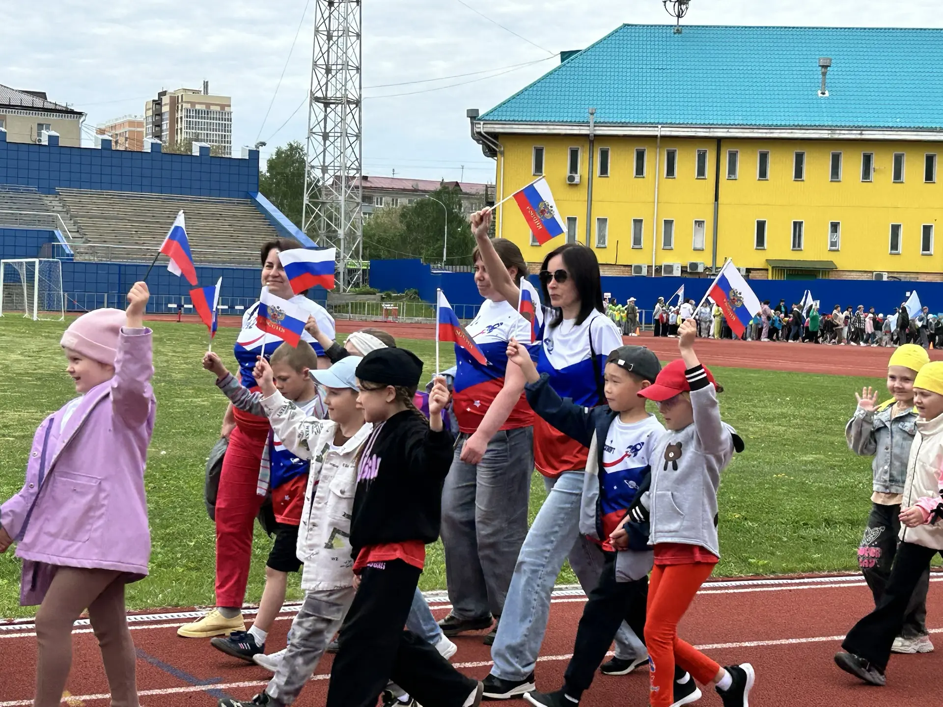 На центральном стадионе совсем скоро начнется детский легкоатлетический забег детских садов.