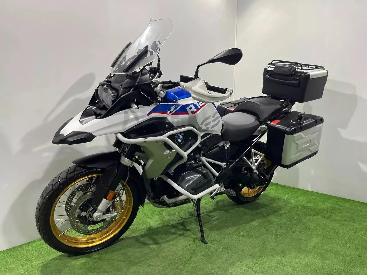 BMW R1250GS в наличии во Владивостоке  Характеристики:  - 2019 год - объем 1250 см3 - Аукцион BDS - 