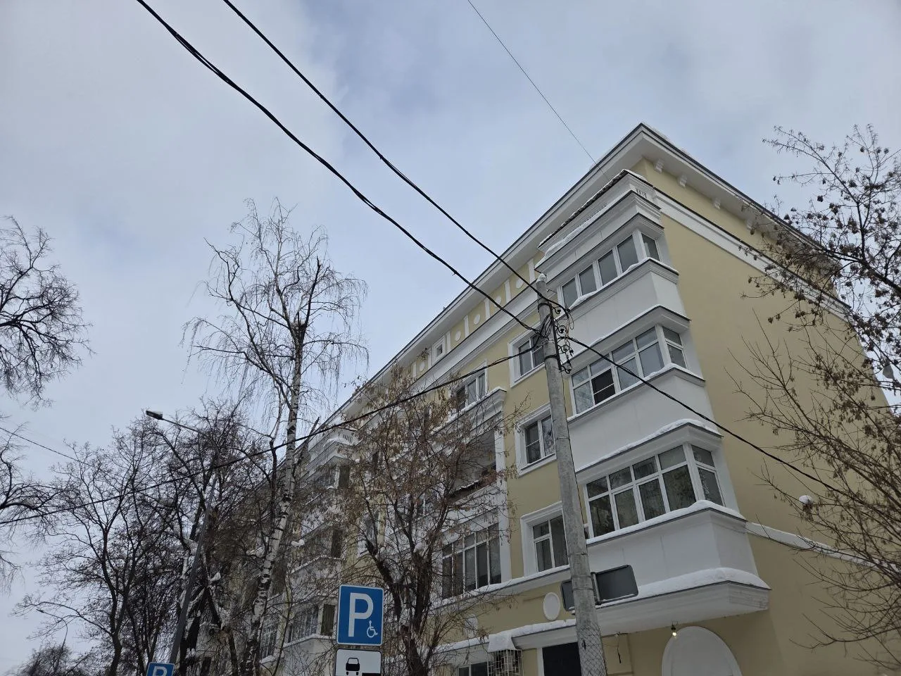 Очистка кровель от снега и сосулек регулярно проводится Домоуправляющей компанией Нижегородского рай