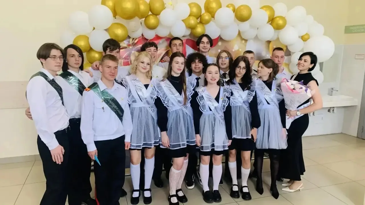 🔔 Сегодня в Богородском округе особенный день. Тишина в коридорах, нарядные ленты и море цветов: во 