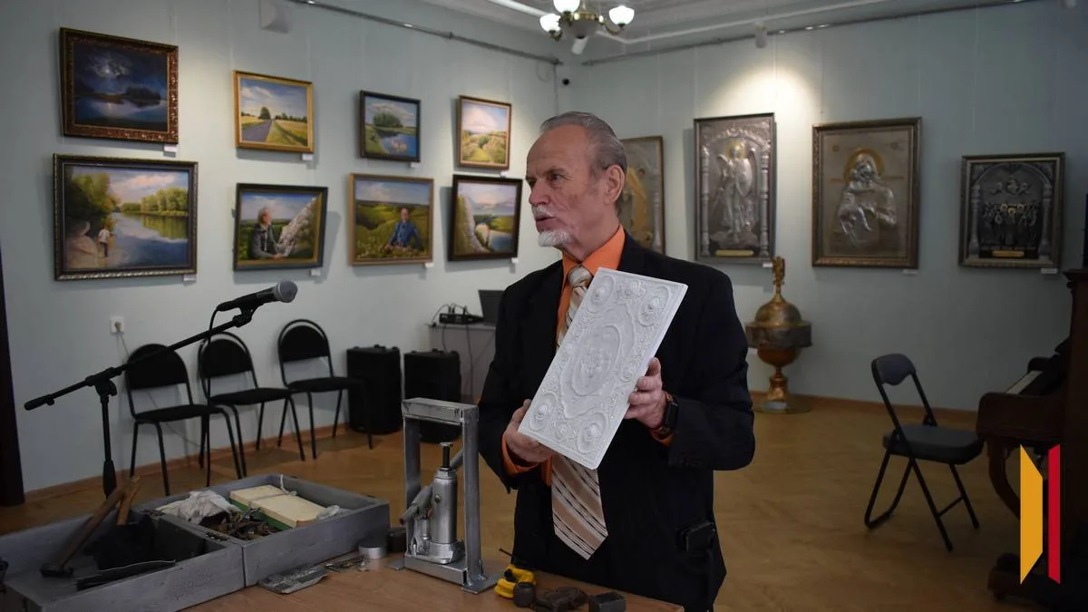 🎨 Выставка художника Анатолия Клюева открылась в Лисках.