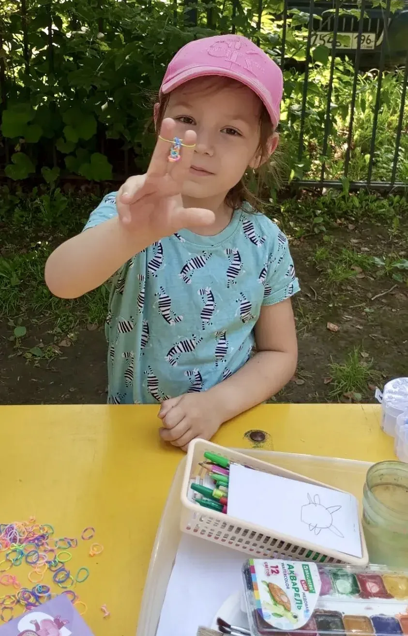 Наши руки не до скуки! 🌞

Девочки из группы «Лучики» на прогулке устроили настоящую творческую маст