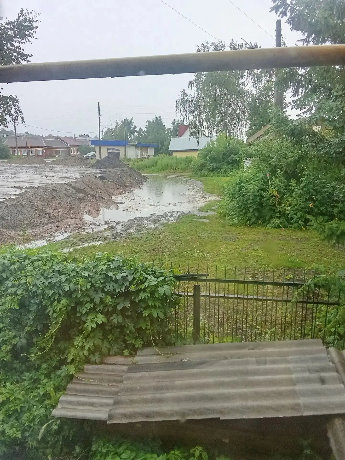 В Подгорье на улице Заводская идет благоустройство общественной территории — здесь обустраивают спор