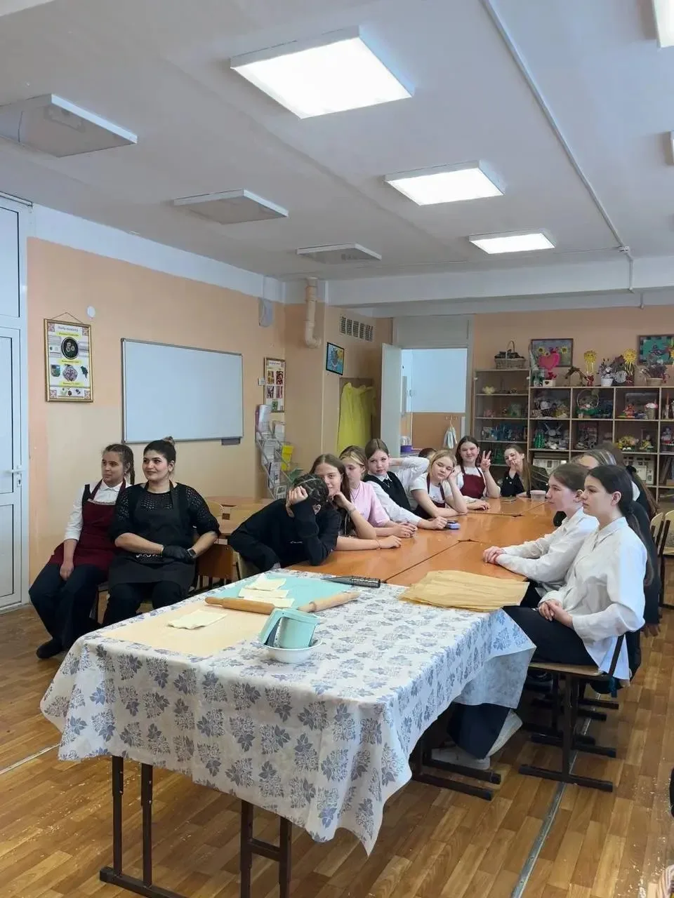 В преддверии 8 марта в параллели 7-х классов прошёл увлекательный кулинарный мастер-класс «Слоёные т