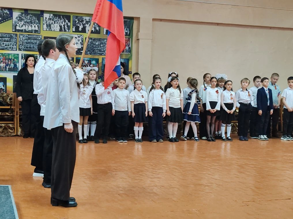 🎖️ Линейка ко Дню Победы — прошла на ура!  Ученики 1‑х и 2‑х классов собрались, чтобы почтить память