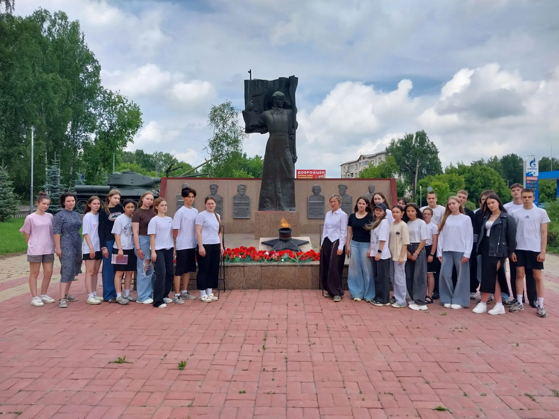 В День памяти и скорби выпускники школы почтили память героев Великой Отечественной вой...