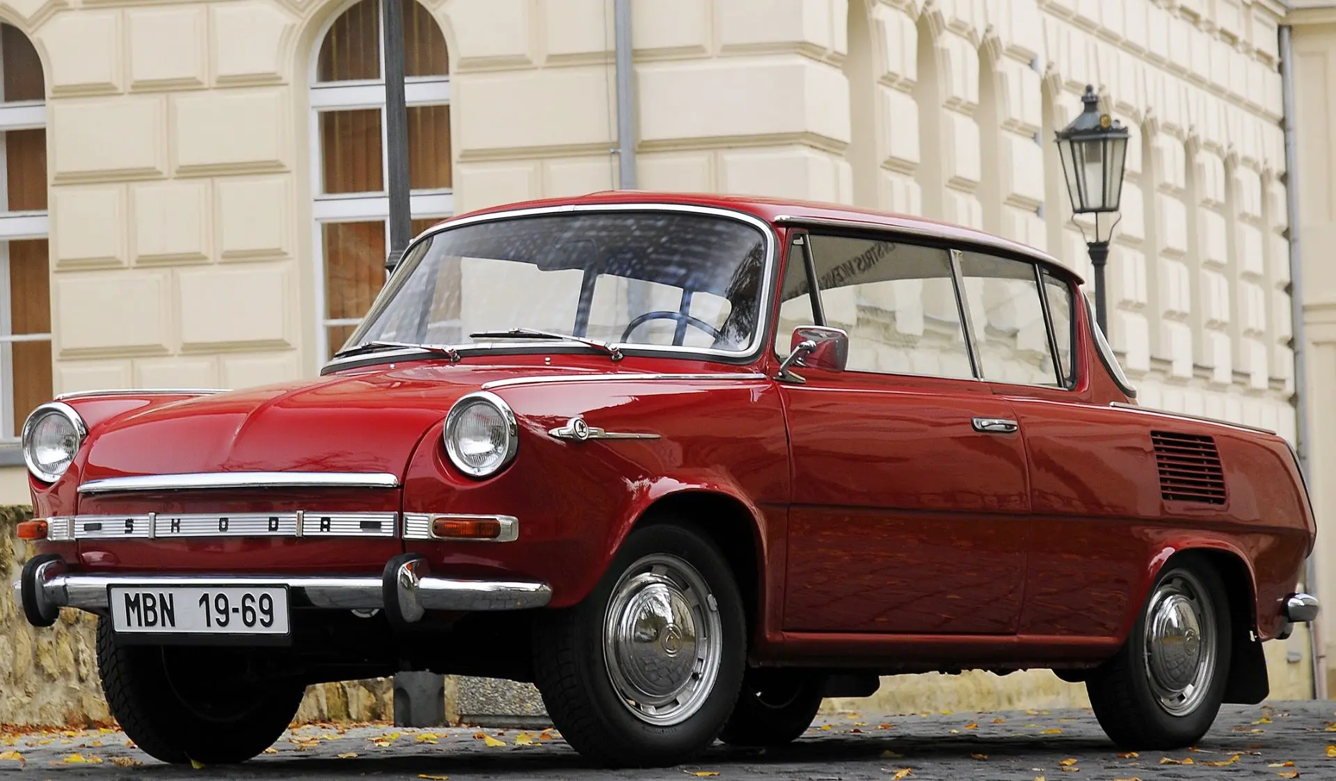 Skoda 1000/1100 MB (1964-1969)

Заливная горловина у заднемоторной Skoda 1000/1100 MB спрятана в пра