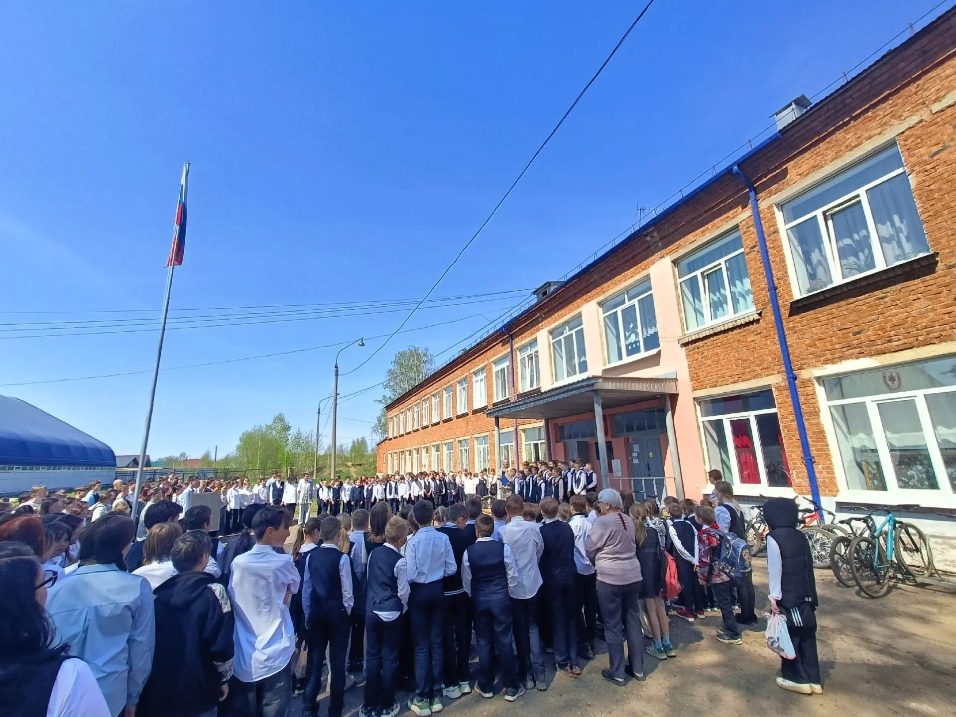 Сегодня, накануне Дня Победы, в школе прошел школьный митинг, посвященный 81-годовщине ...