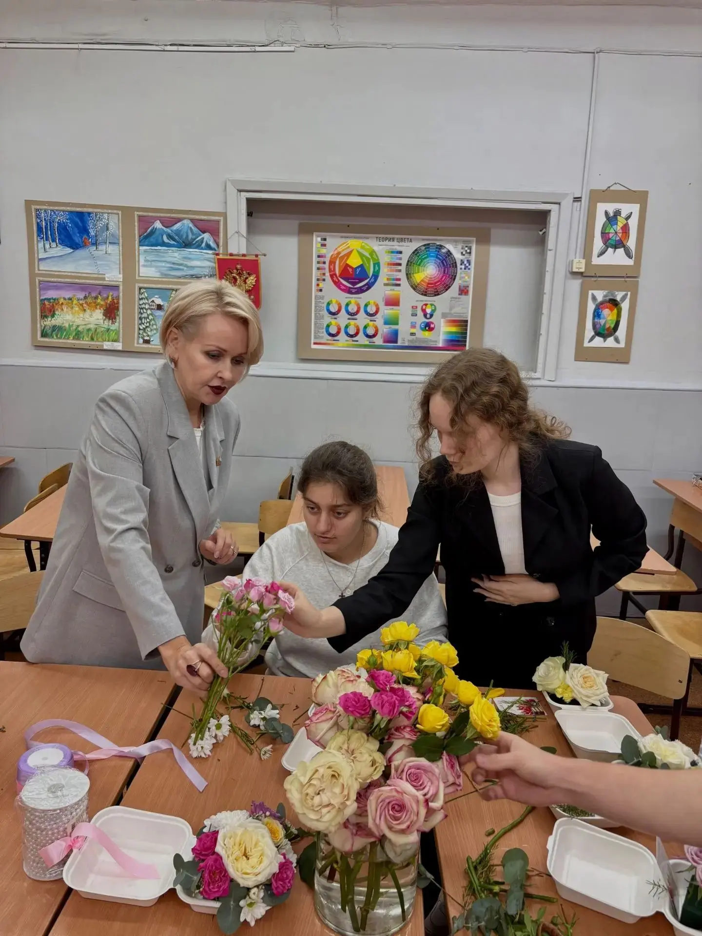 💐 В Ачинске школьники создали бенто-букеты для учителей