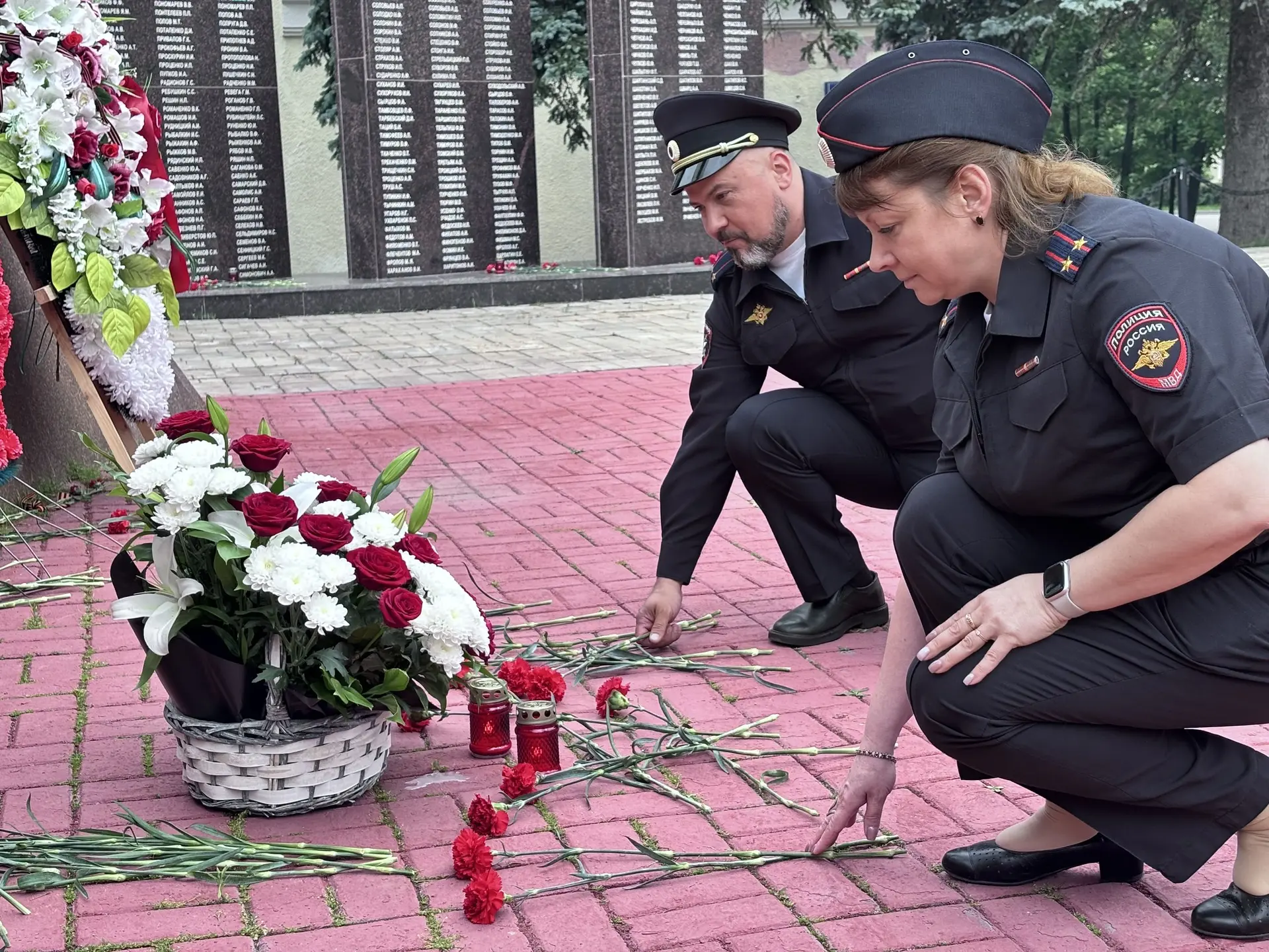 Транспортные полицейские аэропорта Внуково почтили память летчиков гражданской авиации, погибших в В