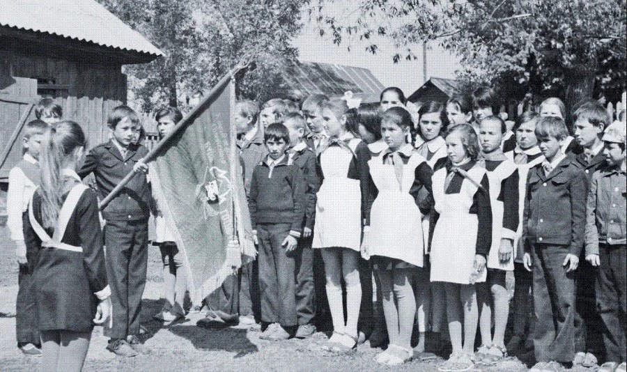 1980-е. Торжественный вынос пионерского знамени - белые фартуки, галстуки, строй и та о...