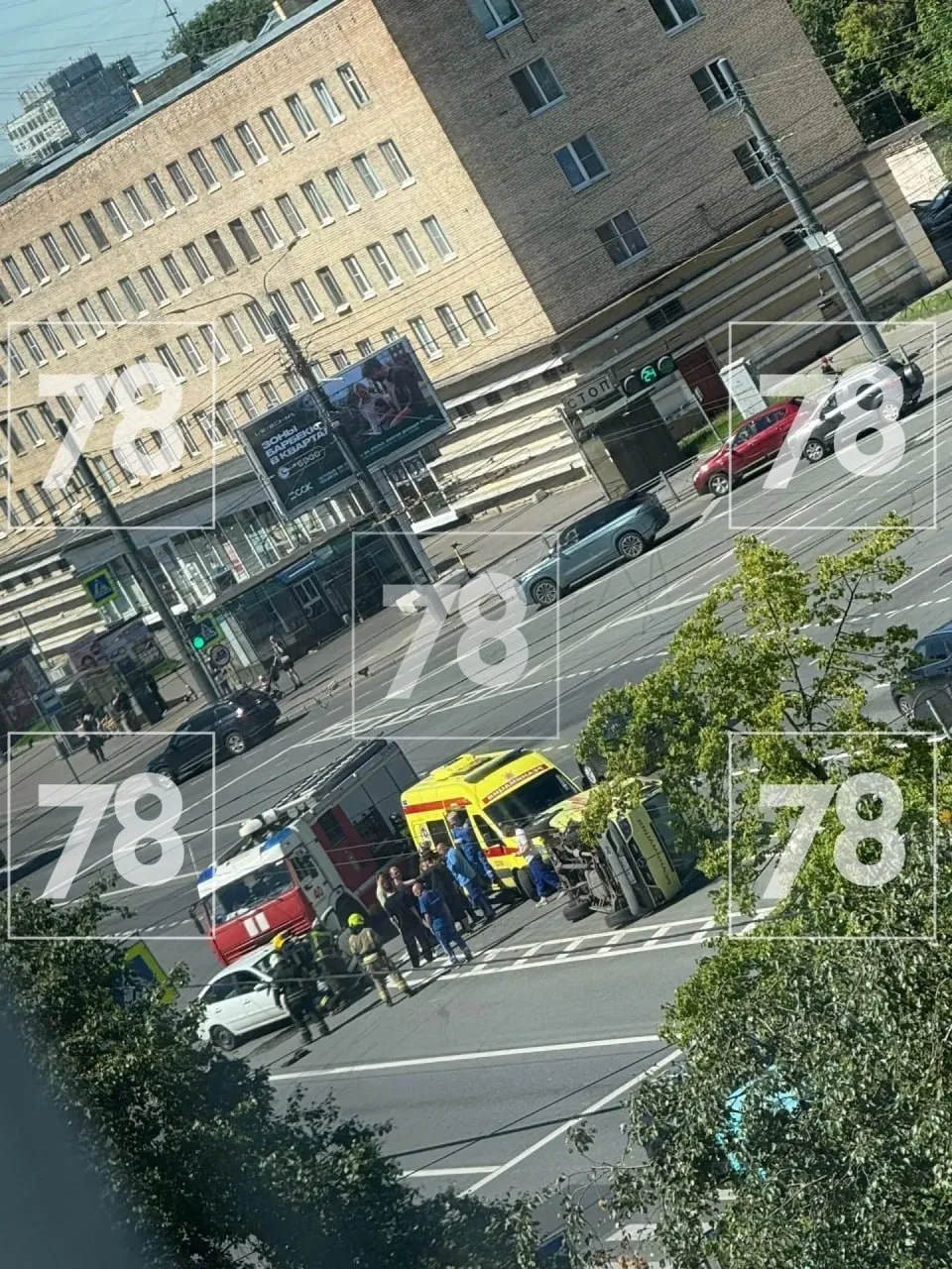 Реанимобиль перевернулся после ДТП в Невском районе
Серьёзная авария произошла на пересечении Народн