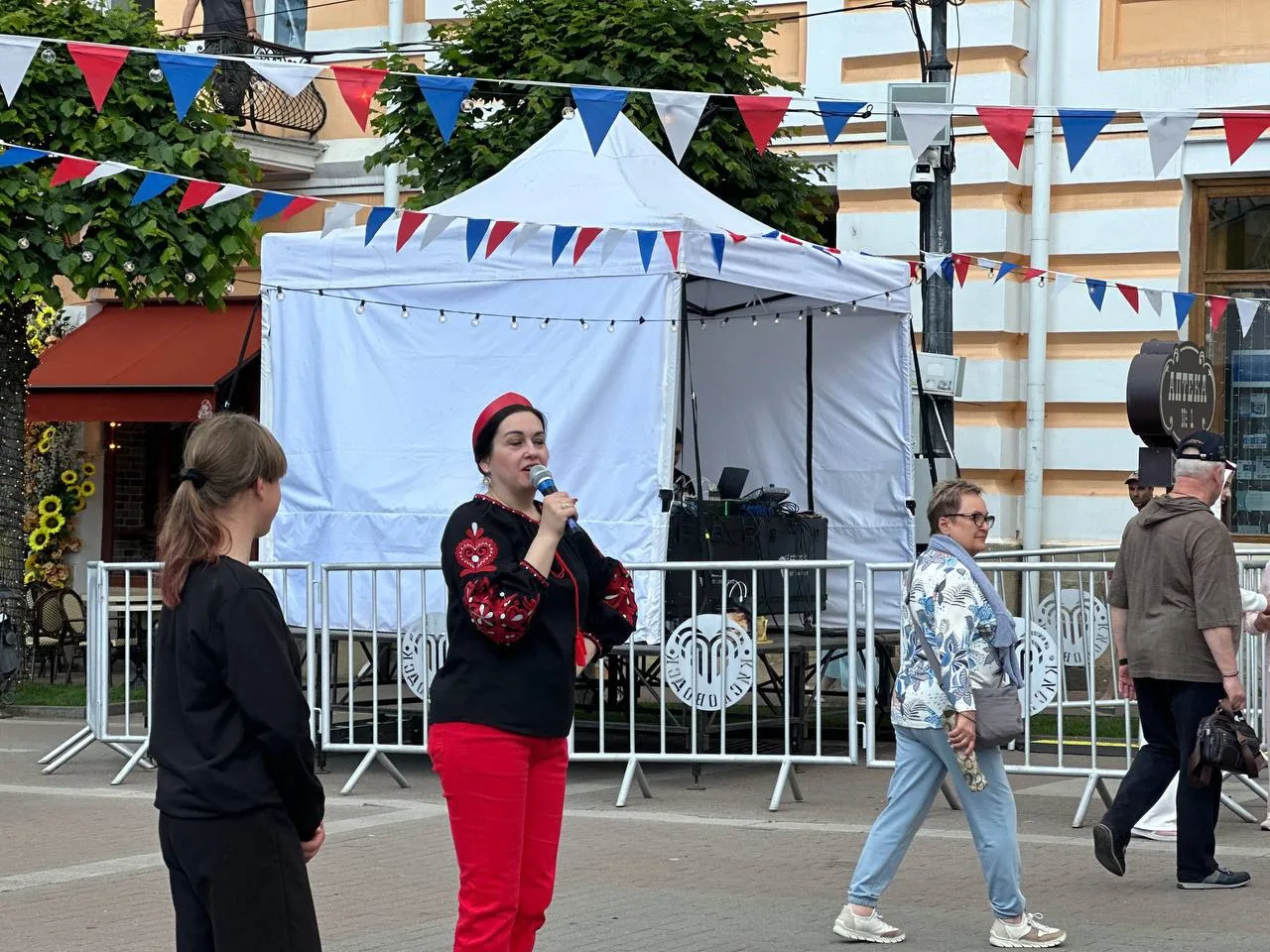🇷🇺 Около сцены прошли танцевальные мастер-классы.

Жители и гости города присоединились к движению