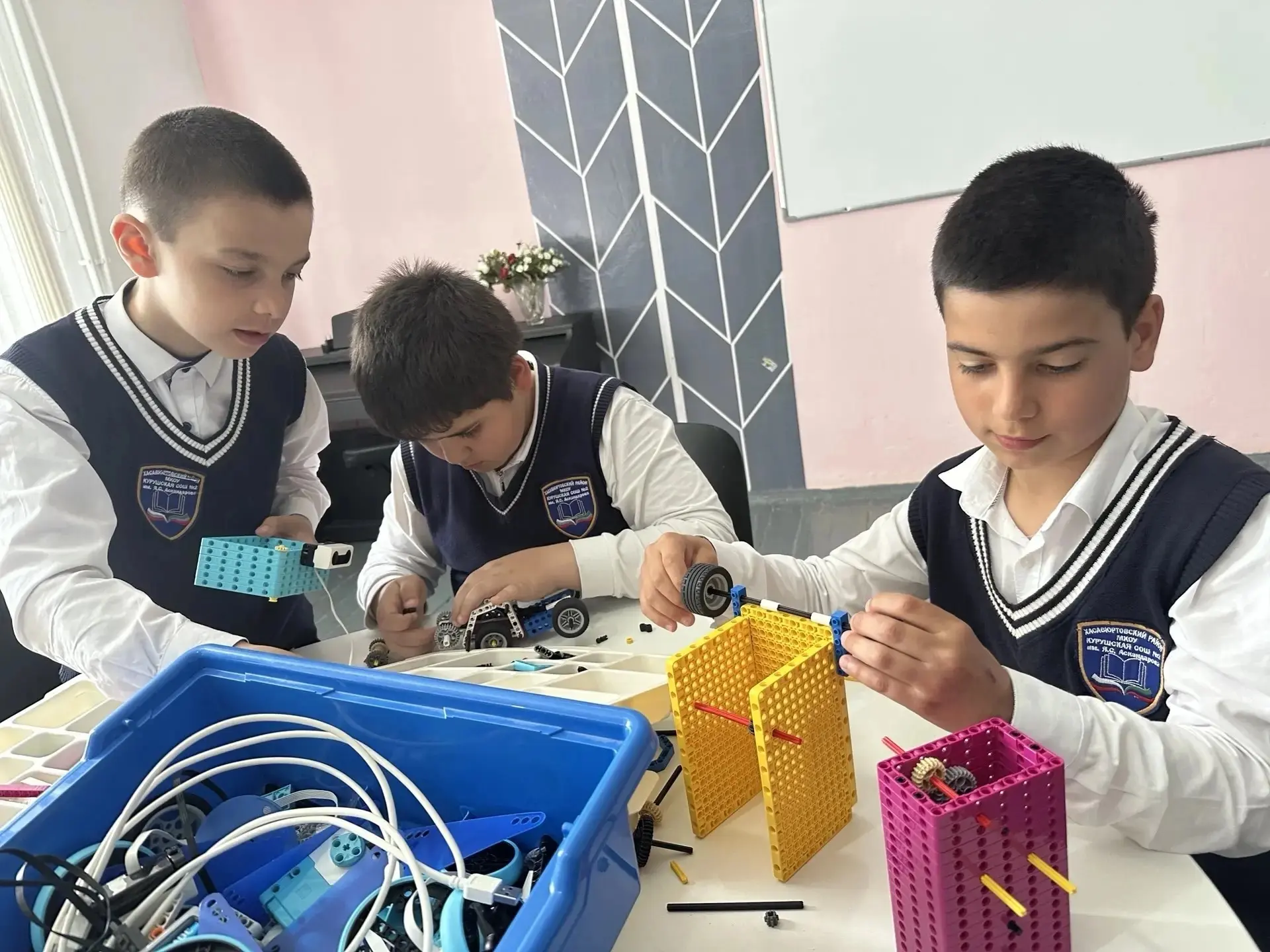 🏫 Урок труда в 5‑м классе: подъёмный кран из LEGO    Сегодня в центре «Точка роста» ученики 5‑го кла