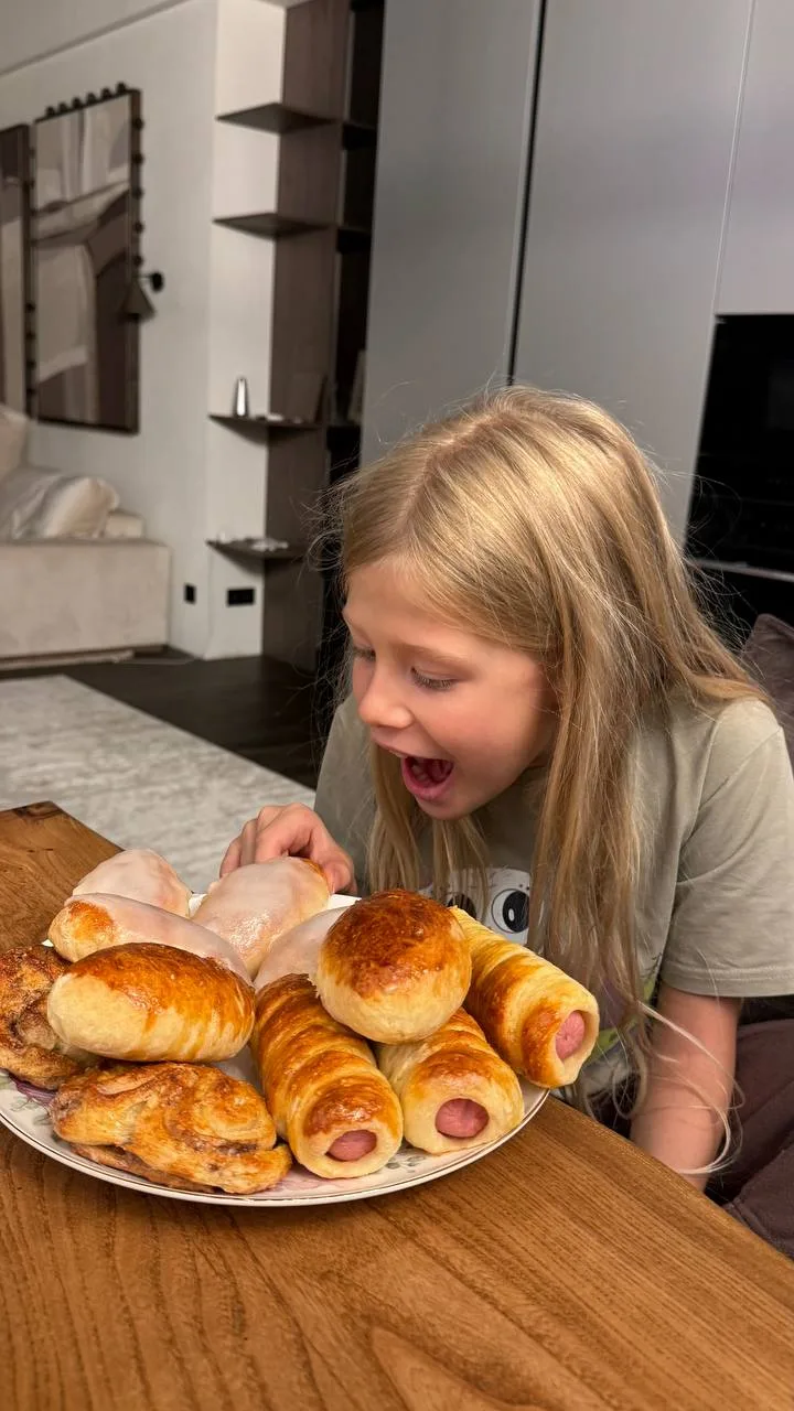Кто чем ночью занят😄 мои булок попросили) мало им одной 😁