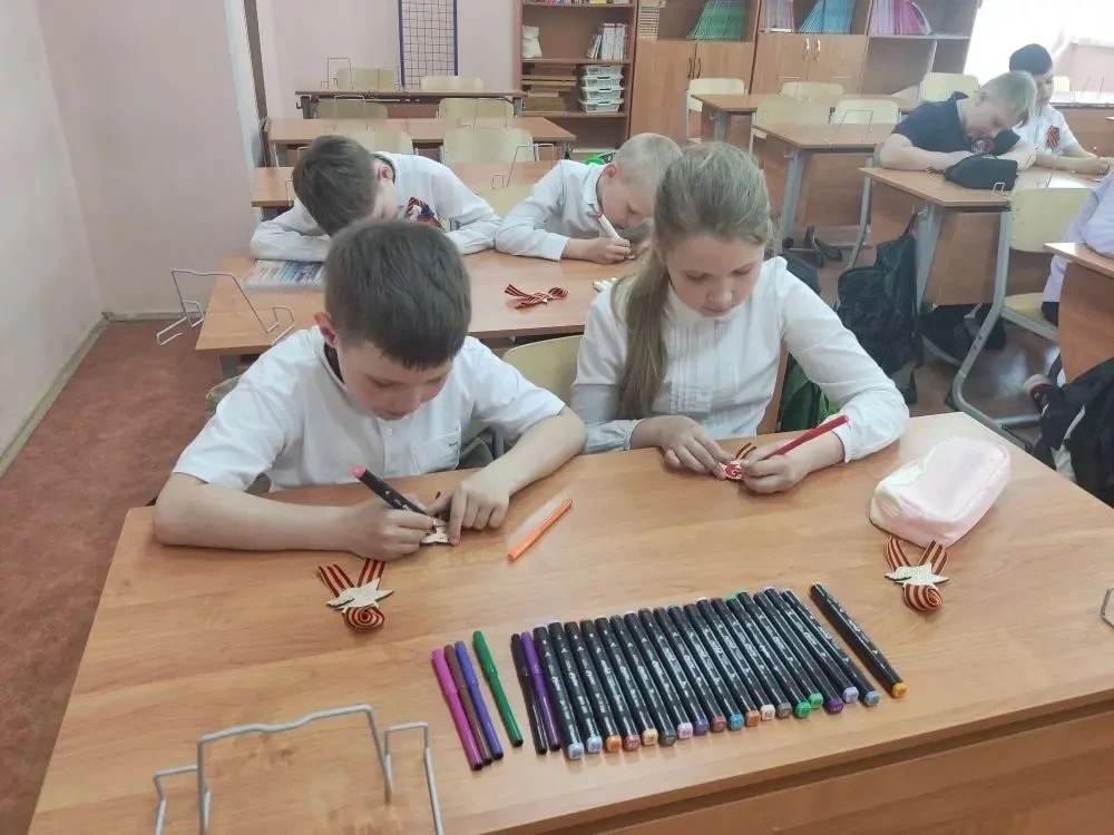 🔥 Акция «Георгиевская лента»  Учащиеся 2 «Б» класса вместе с Любовью Анатольевной провели акцию «Гео