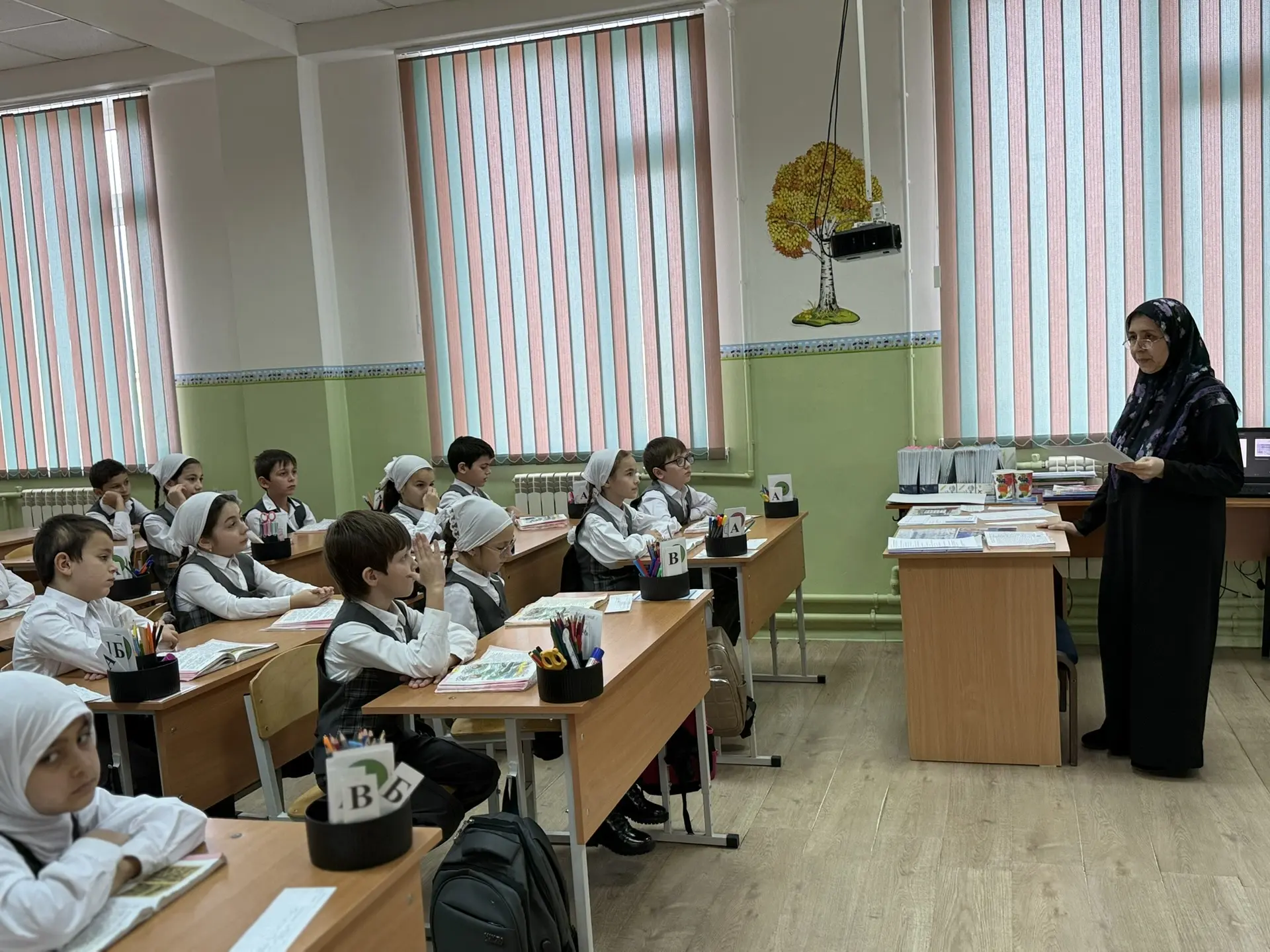 В рамках реализации проекта «Год начальной школы» учителя начальных классов продолжают проводить отк